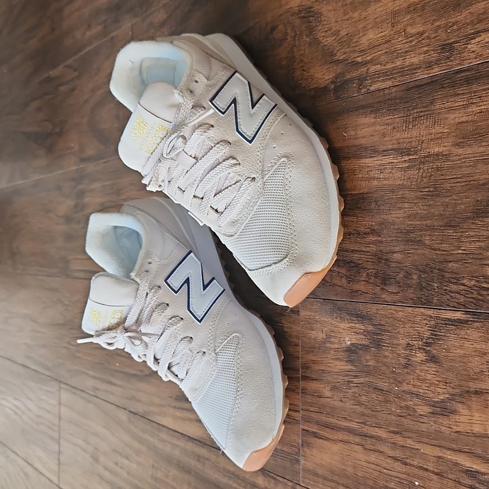 New Balance 996 bone colored sneaker size 7.5 fits like sz 7